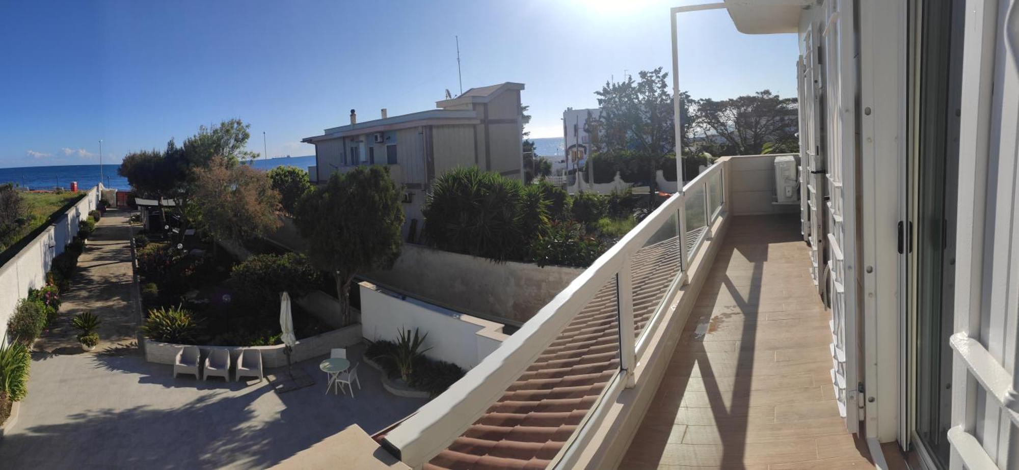 Seagull Apartments - Front And Sea View & Airport Bari Eksteriør billede