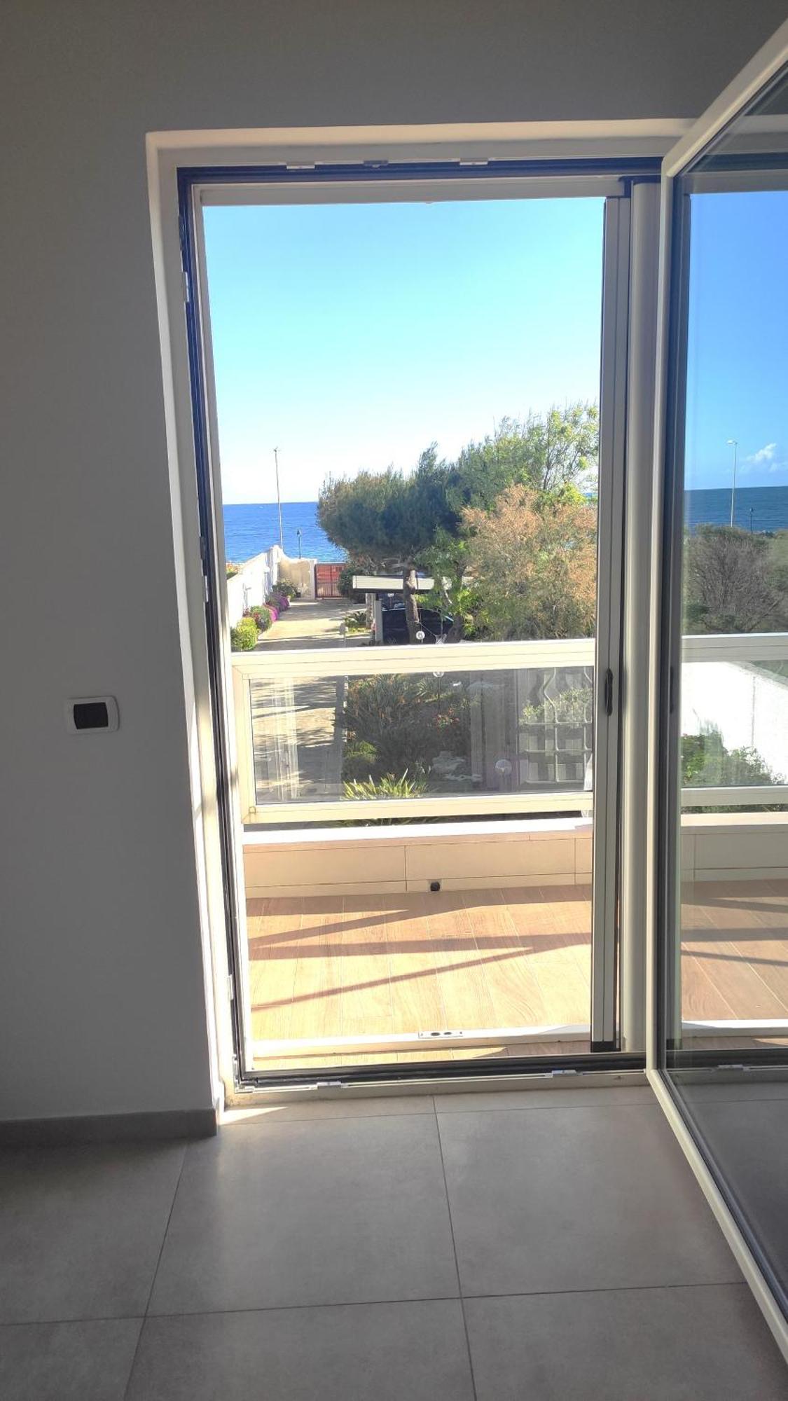 Seagull Apartments - Front And Sea View & Airport Bari Eksteriør billede