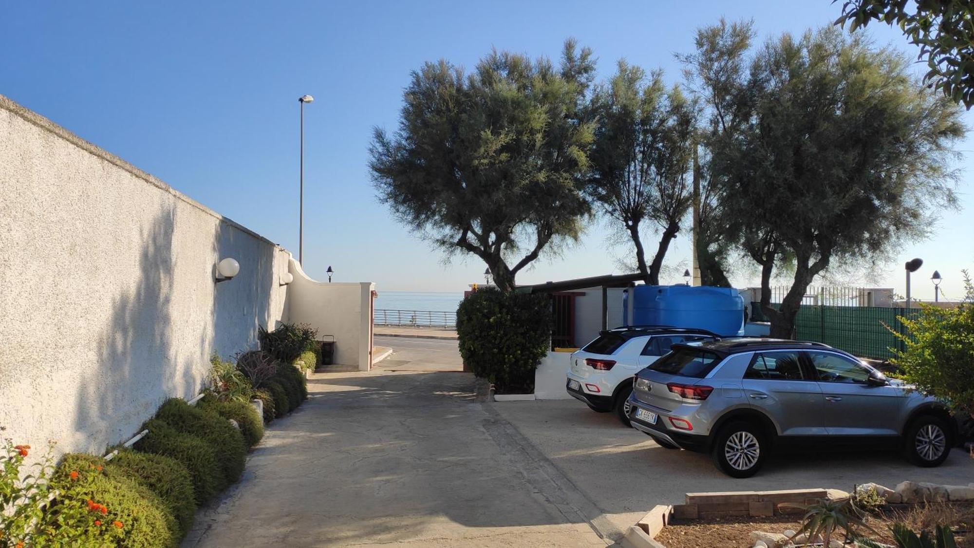 Seagull Apartments - Front And Sea View & Airport Bari Eksteriør billede